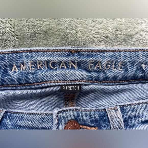 Women’s size 00 light wash American Eagle ripped mom jean - Picture 4 of 4